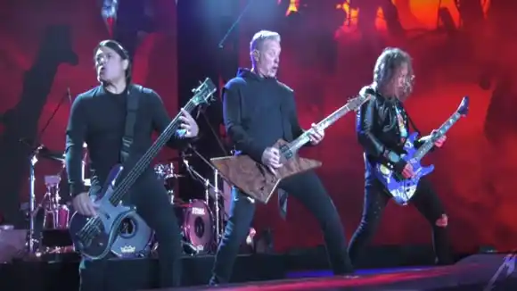 EL BEBÉ ROCKERO: Mujer dio a luz en pleno concierto de Metallica