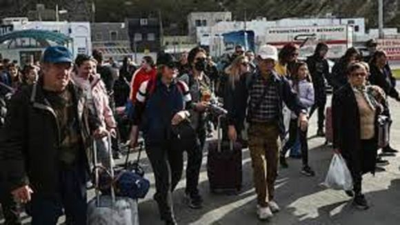 ATERRADOS por los temblores: cientos de habitantes huyen de la isla griega de Santorini