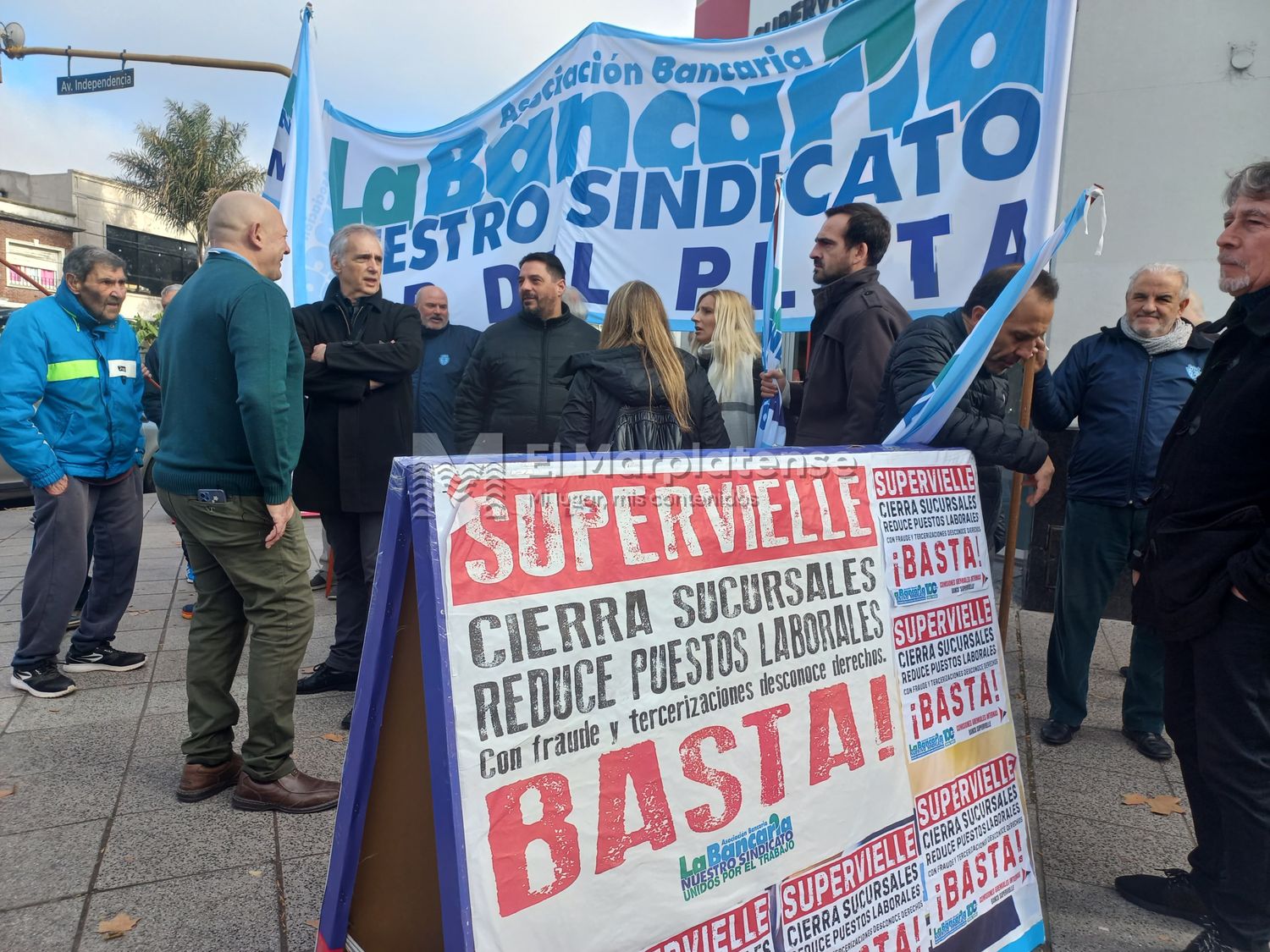 Bancarios manifestándose en las puertas de la sucursal del Superville.