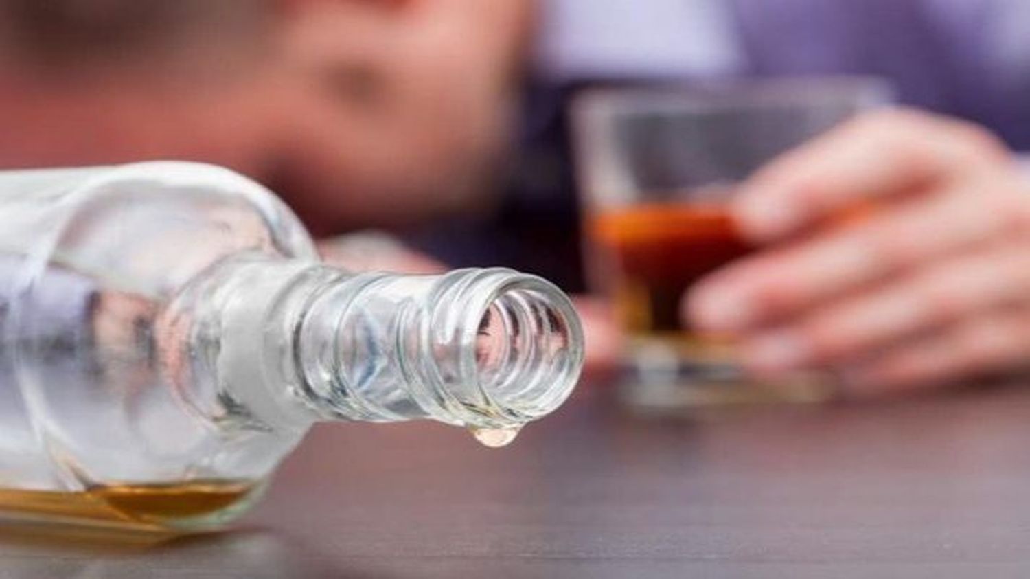 EL TRAGO DE LA MUERTE: un hombre fallecido y otro grave por tomar un licor adulterado