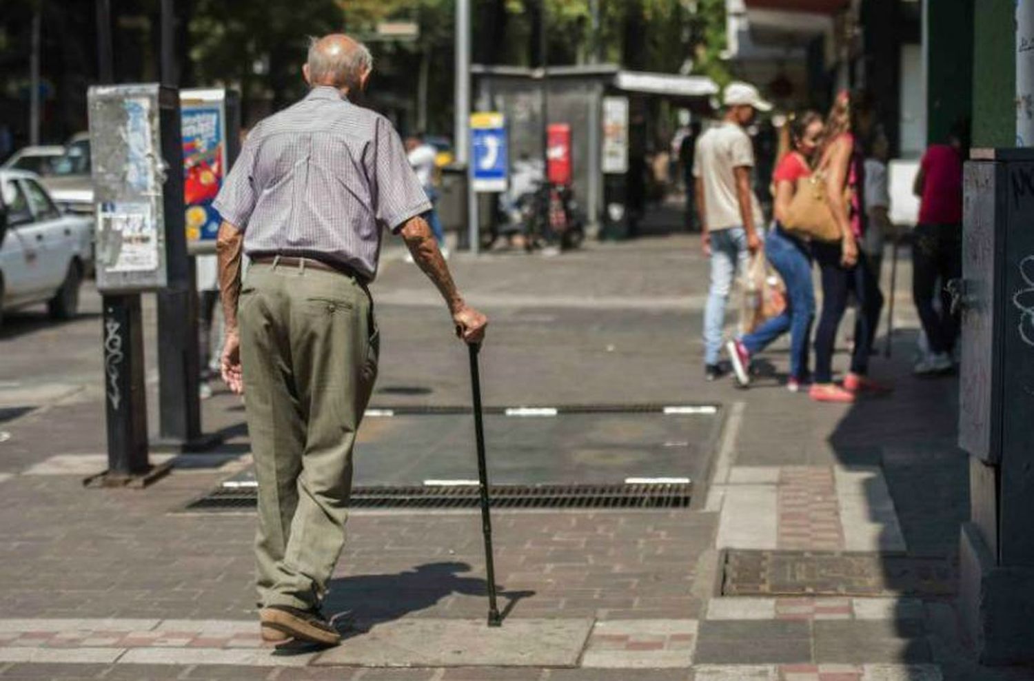 El gobierno analiza un aumento fijo para jubilados y empleados del sector privado