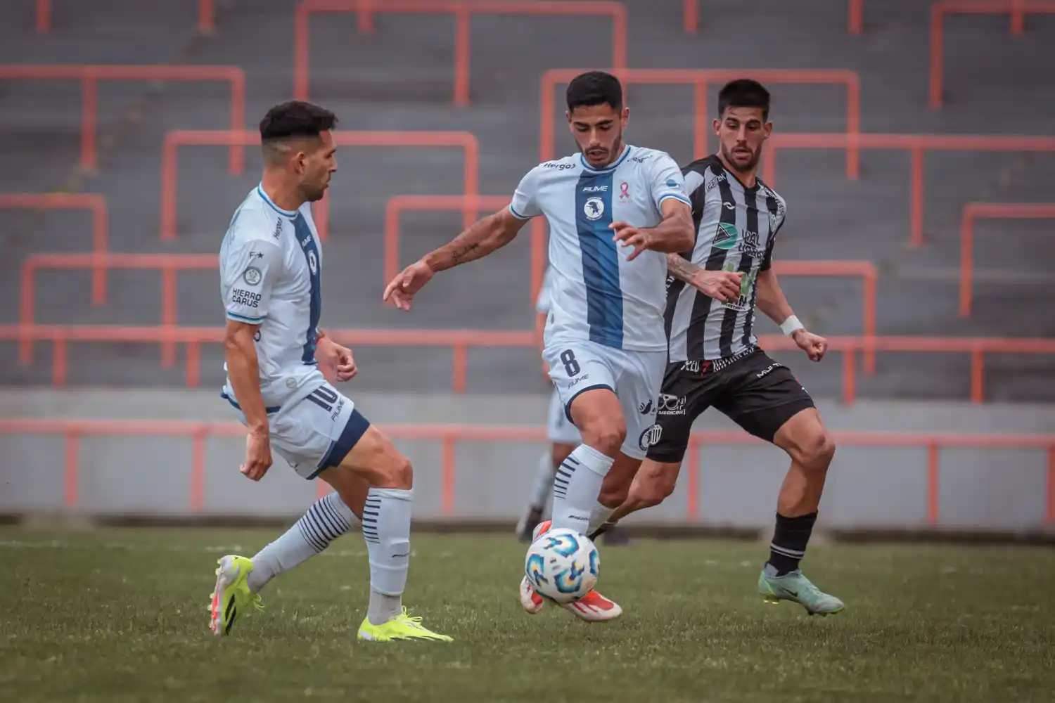 Jaurena entregándole la pelota a Sánchez