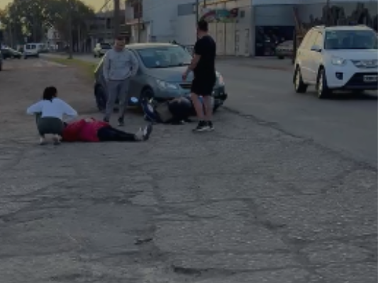 Accidente en Juan B. Justo al 500: una motociclista fue trasladada al hospital tras chocar con un auto