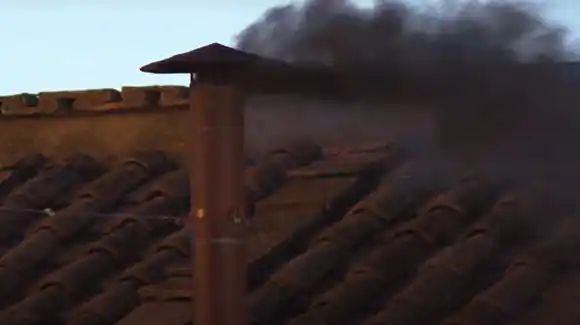 La primera fumata fue negra: todavía no hay papa