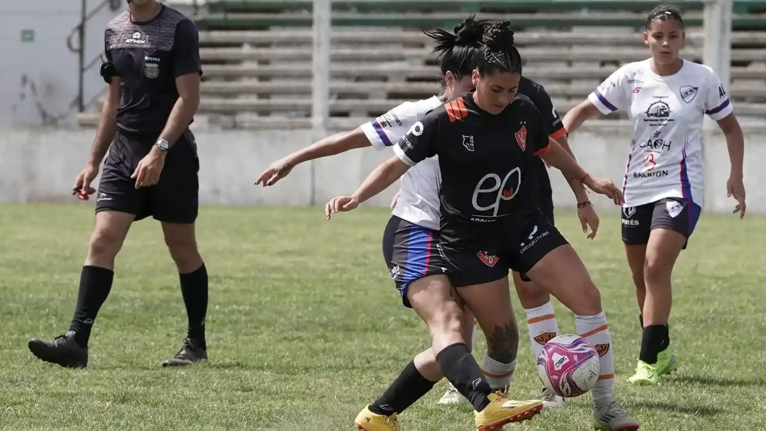 Villa Díaz Vélez e Independiente San Cayetano, una de las semis del fútbol femenino