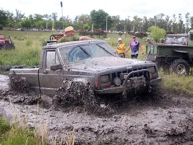 A puro barro y camaradería: Gualeguay vive el 8º Encuentro Nacional de Jeeperos