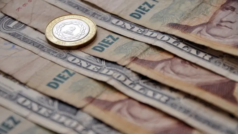 Cotización del dólar: El blue bajó a 12 pesos y el oficial estable
