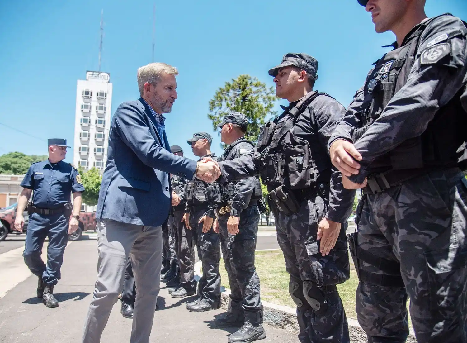 Frigerio mueve ficha ante el malestar policial: suba salarial para contener una fuerza en tensión