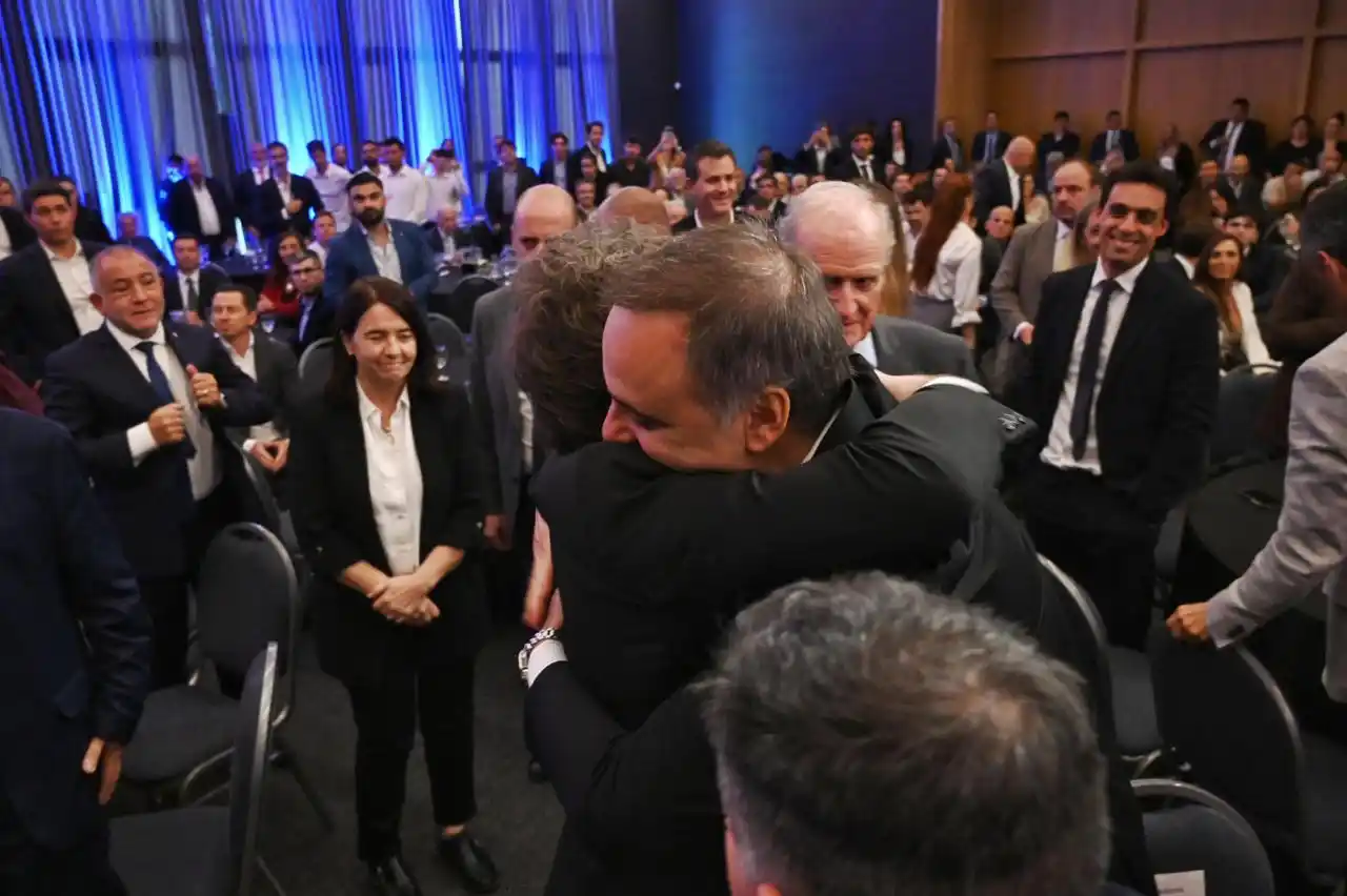 Milei y Adorni en la apertura de actividades 2026 de la Bolsa de Comercio de Córdoba.