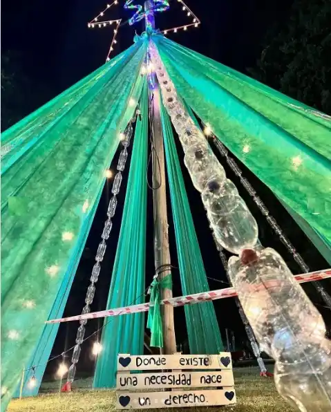 Un Árbol de Navidad construido con botellas plásticas, ¡participa en esta iniciativa sostenible!