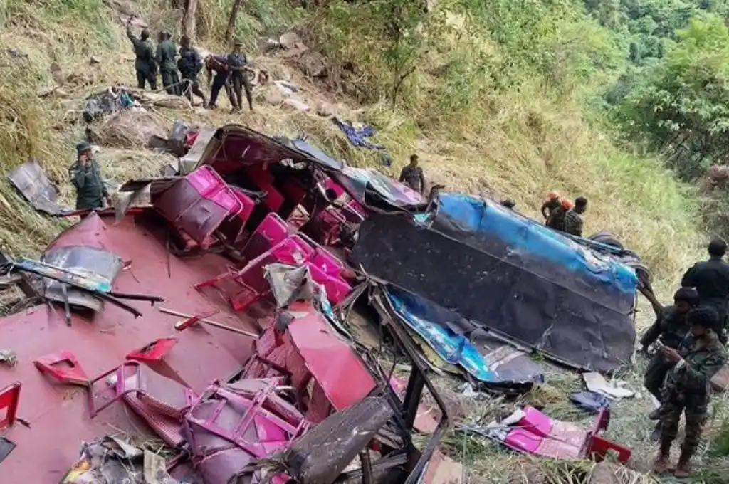 Desbarrancó un colectivo