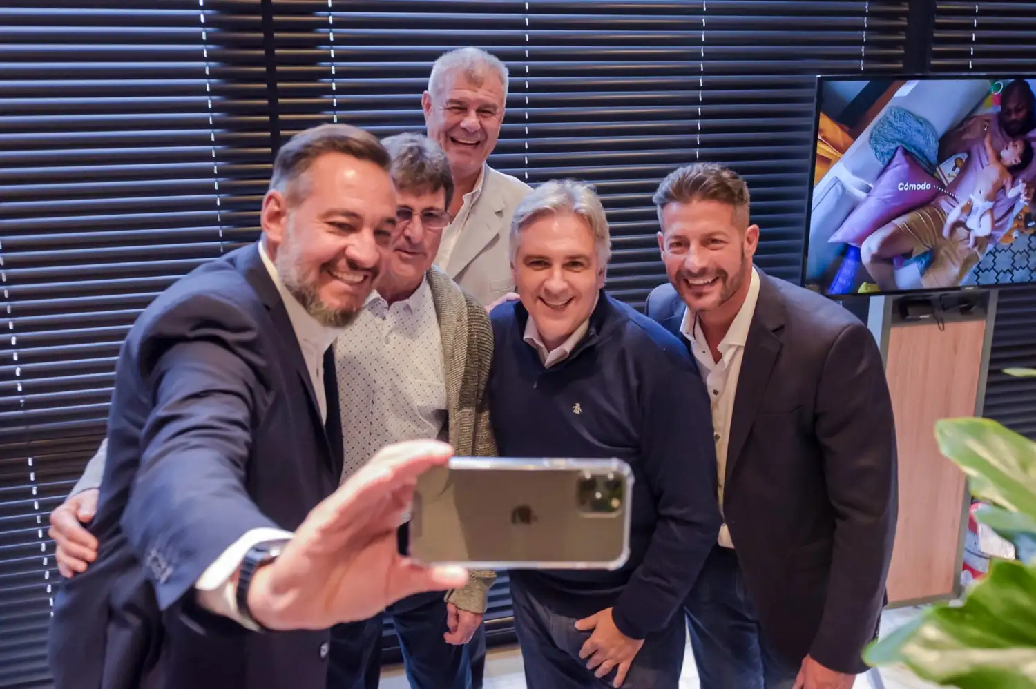 Llaryora exige dedicación exclusiva y prohíbe viajes al Mundial.