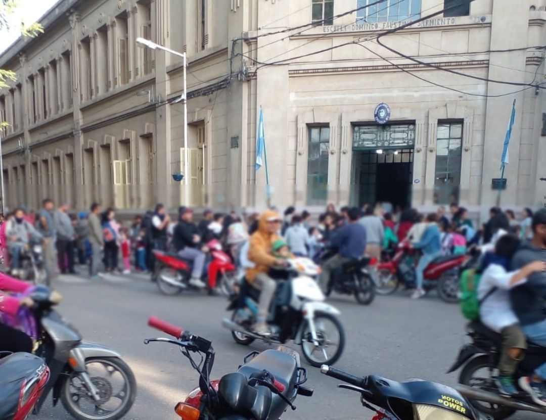 En los horarios de ingreso y egreso, ahora suele haber un patrullero
