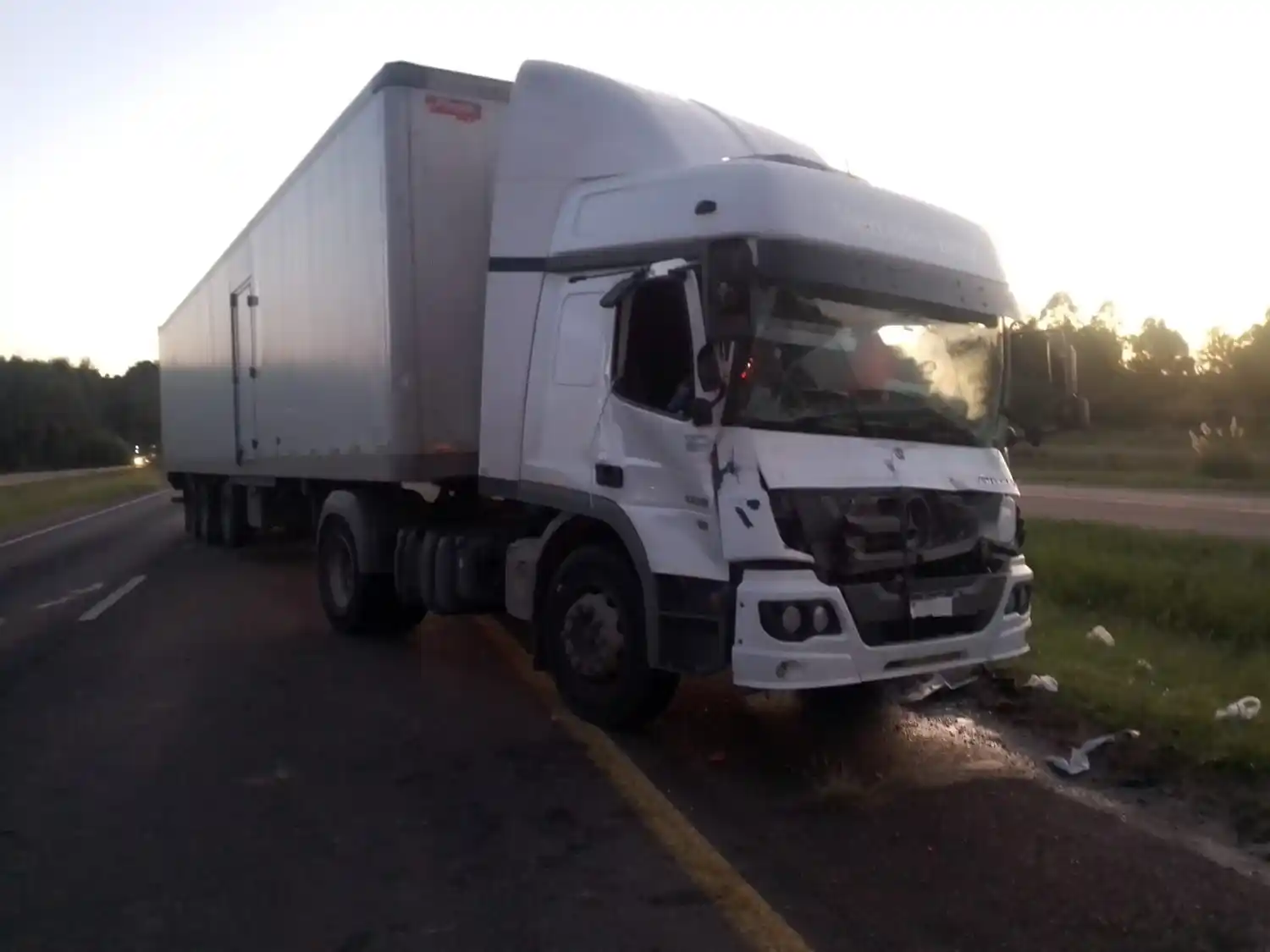 Siniestro vial en la Autovía 14: un camionero quedó atrapado tras una colisión