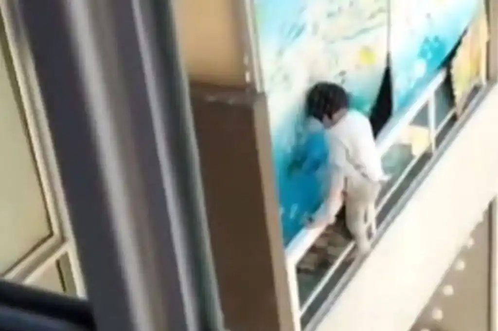 Impactantes imágenes: un nene caminó por el balcón de un piso 21 en una guardería clandestina