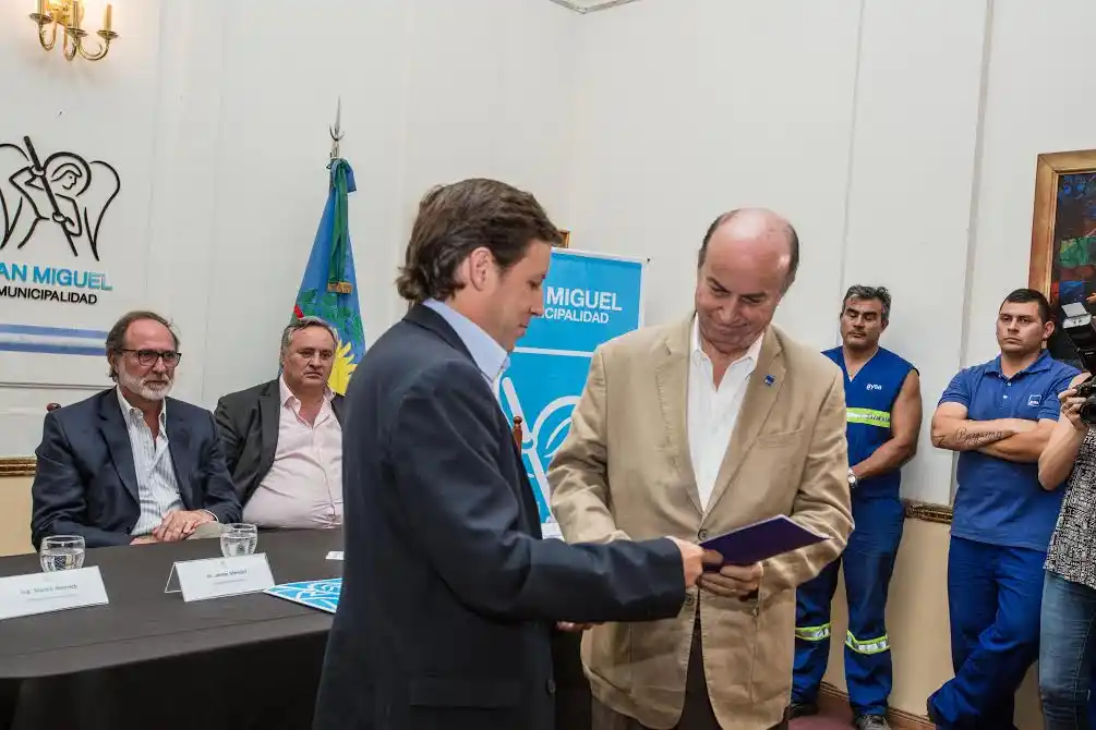 AySA comienza a operar el agua y las cloacas de San Miguel 