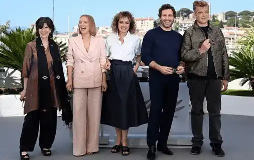 Édgar con sus compañeros de jurado. Foto AFP