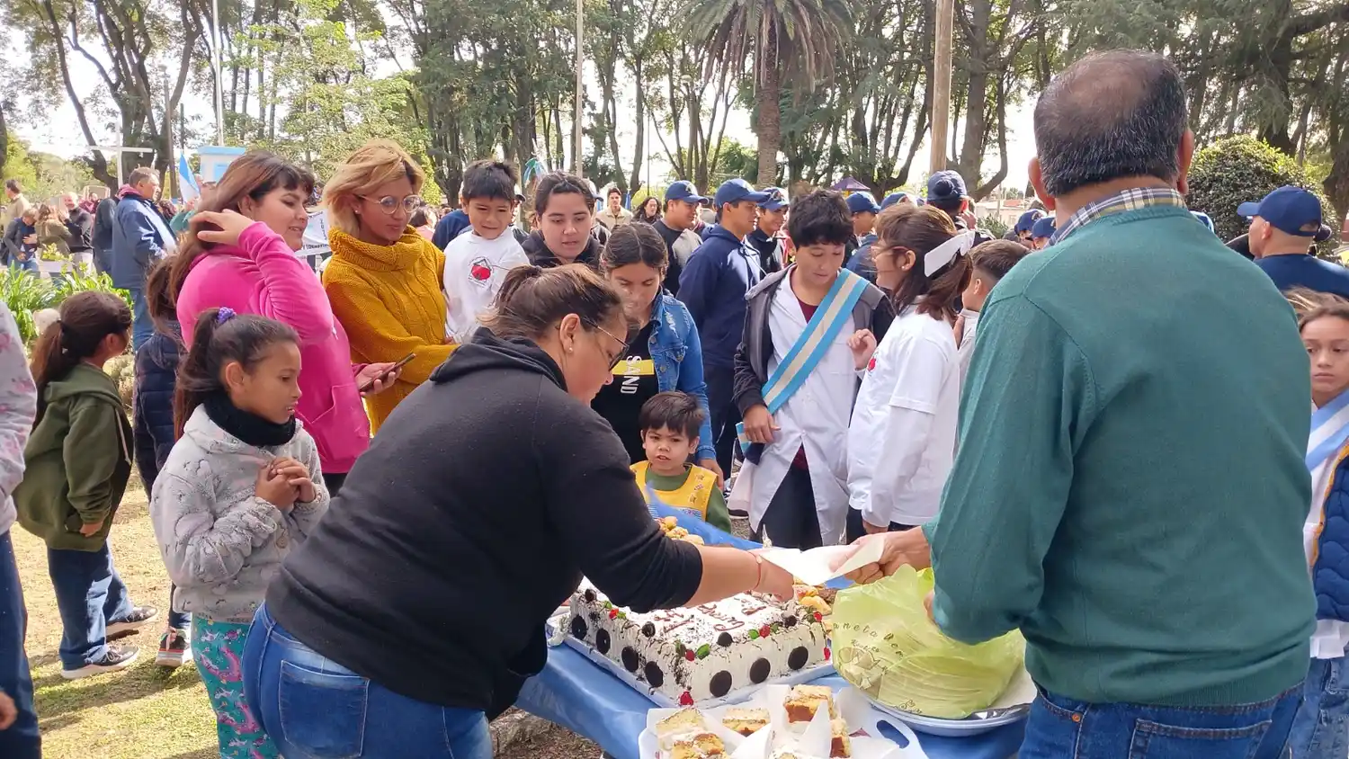 Tras el acto, los concurrentes compartieron torta de cumpleaños.