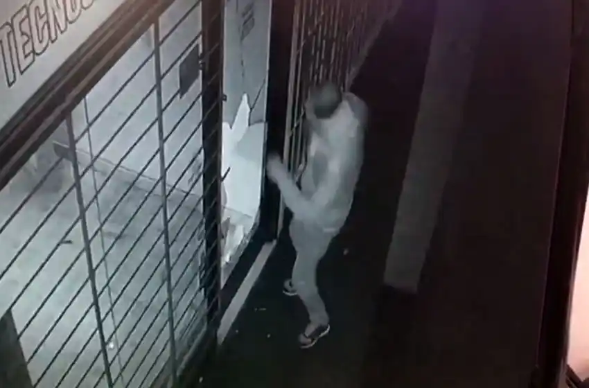 Robaron en un local de Parque Luro y fueron grabados por las cámaras