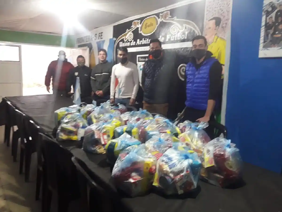 Árbitros de Frontera recibieron bolsones de alimentos