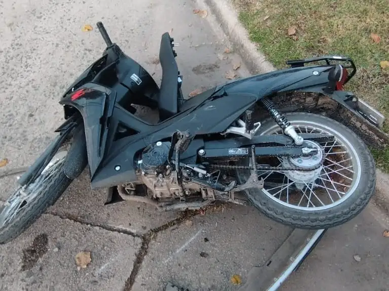 Una de las motos involucradas sufrió importantes daños.