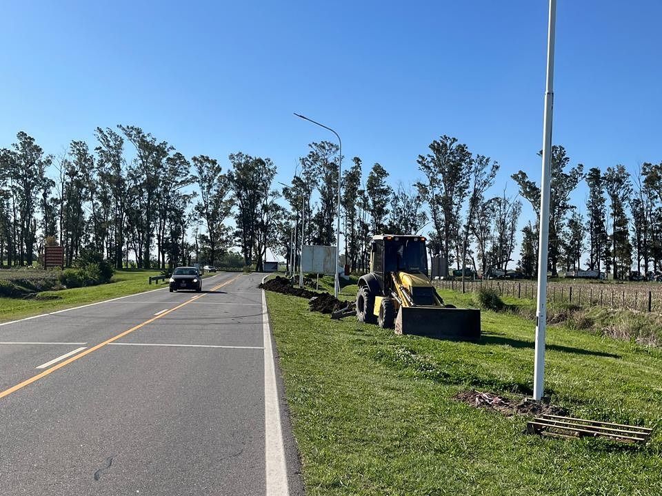 Las luminarias brindarán una mayor seguridad vial en el acceso a la localidad.