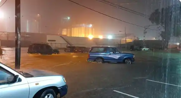 ¡ALERTA! Más de 5 horas de fuertes lluvias desbordan el río El Limón en Aragua