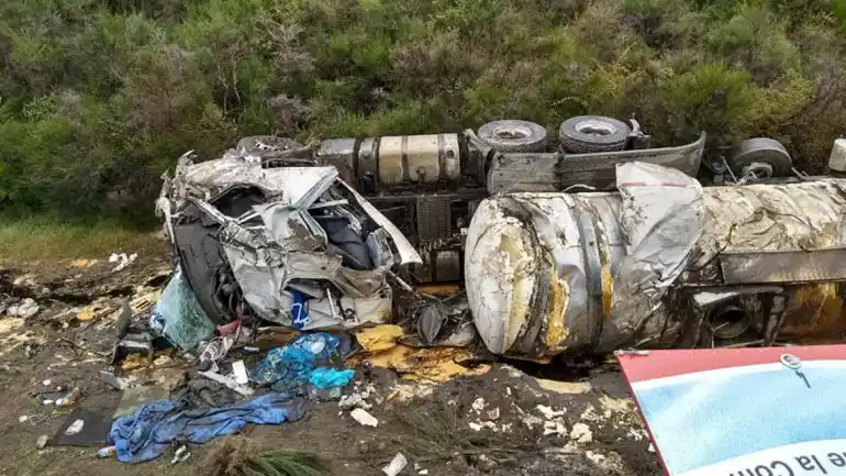 Un camión volcó y derramó aceite sobre el Nahuel Huapi