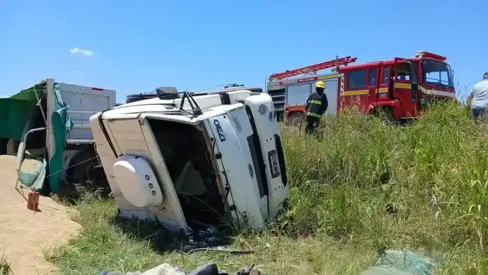 Volcó un camión en Ruta 12 y hubo una importante perdida de combustible