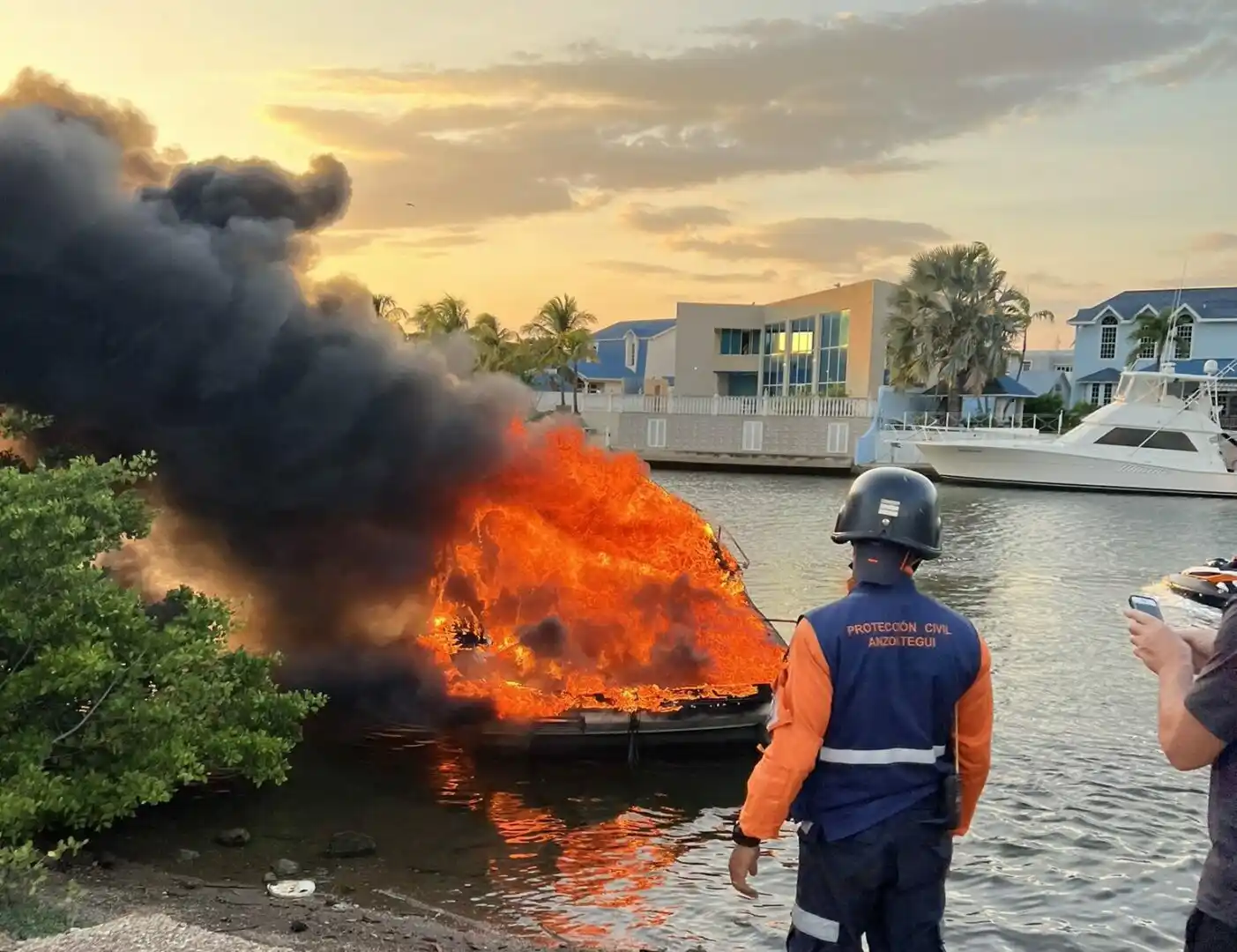 ¡PÉRDIDA TOTAL! Se incendia una lancha en Lechería