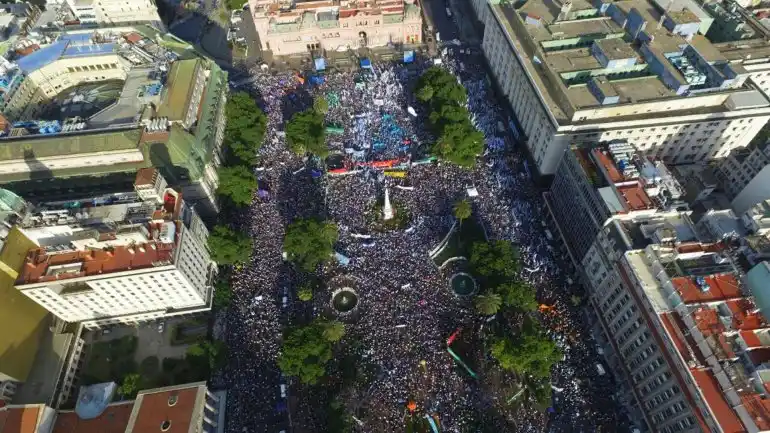 Cristina se despidió ante una multitud en Plaza de Mayo