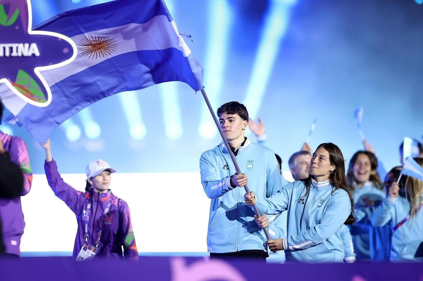 Ulises Saravia llevando la bandera argentina junto a Juana Castellaro. (Foto: ENARD)