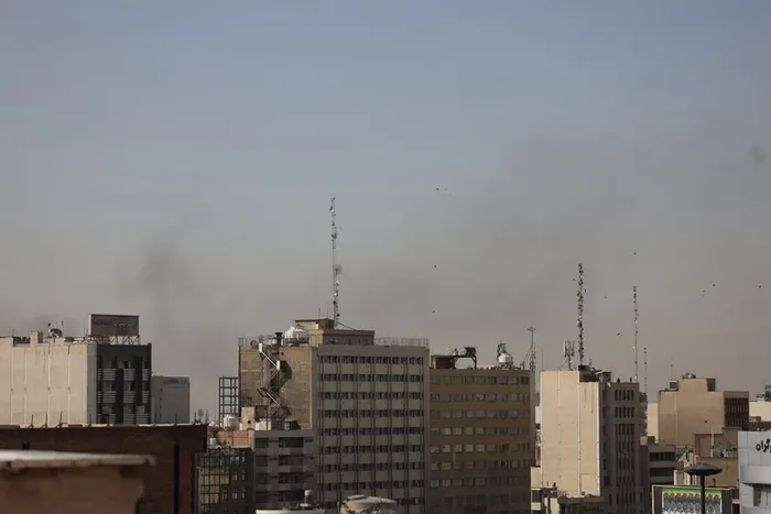 Una nube de humo cubre el cielo de Teherán tras el ataque lanzado este sábado por Israel y EE.UU. EFE