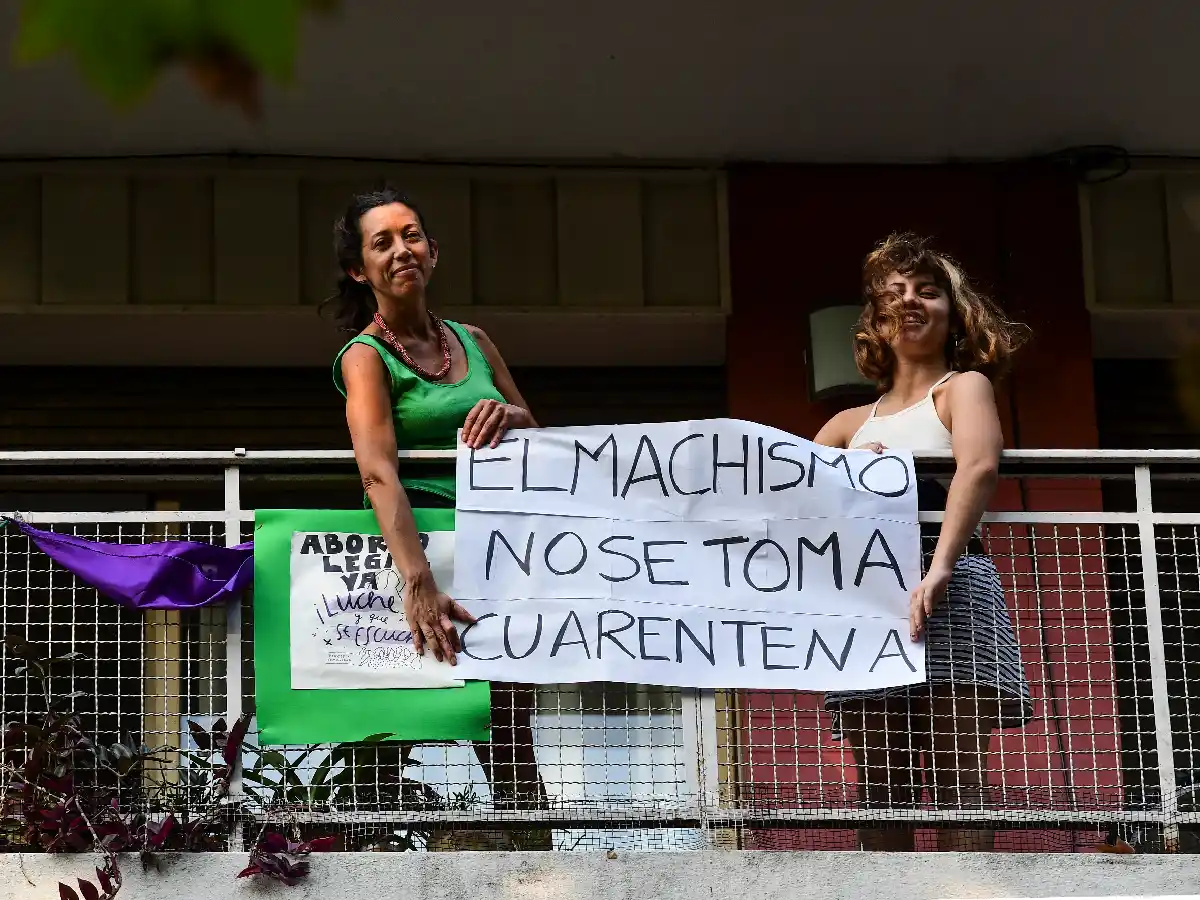 Realizaron un ruidazo nacional contra los femicidios cometidos  durante la cuarentena      