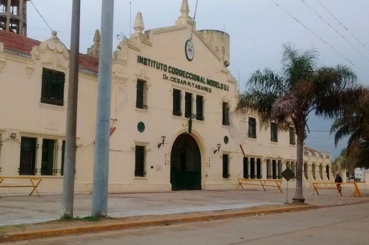 Los autos de los guardias fueron vinculados con presos y celulares