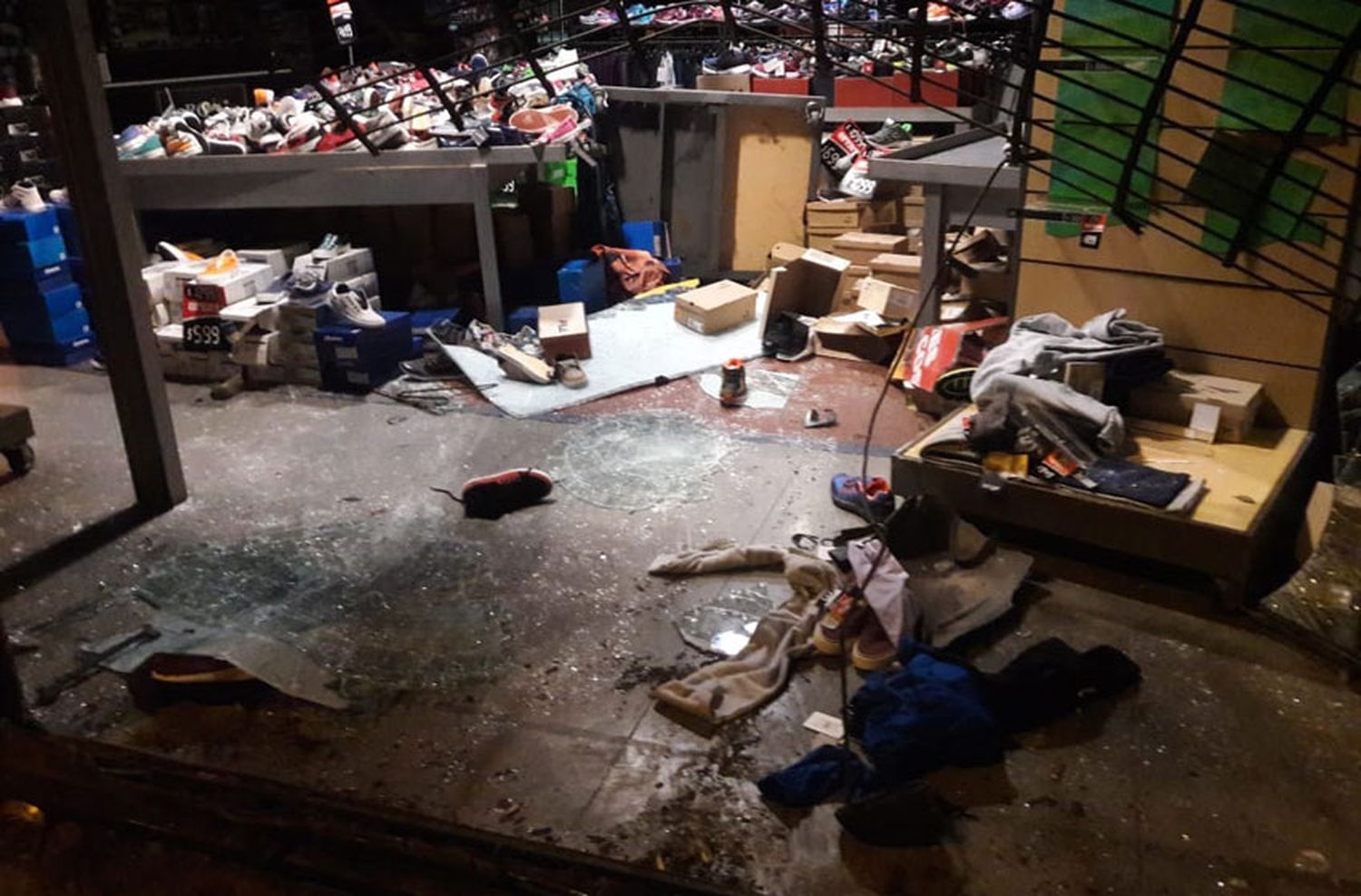 Los "rompevidrieras" volvieron a atacar un comercio de Juan B. Justo