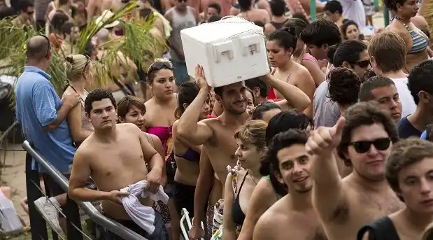  Buscan prohibir el alcohol en todas las playas de la ciudad 
