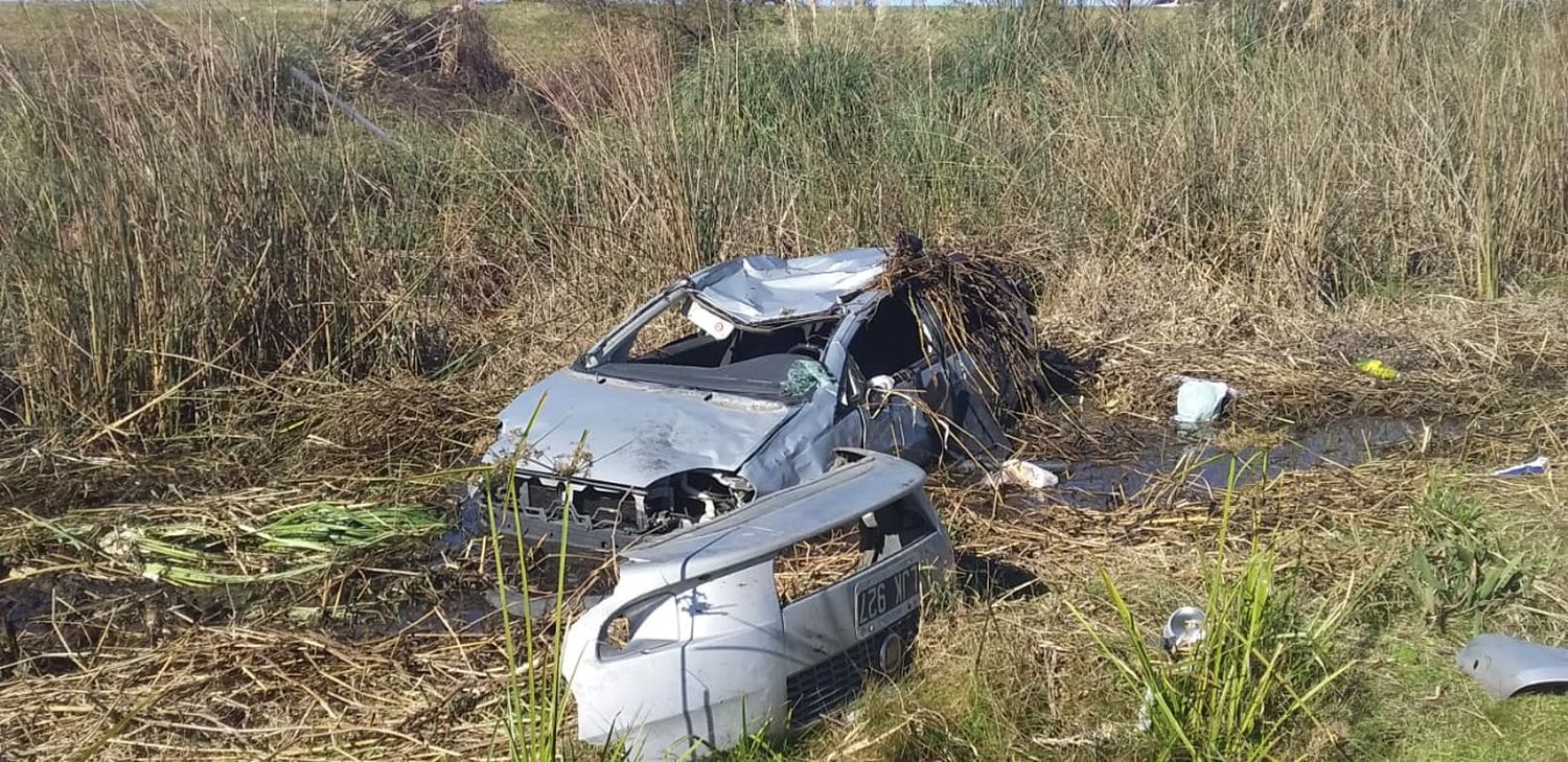 Una familia resulta herida tras un aparatoso vuelco en Ruta 12
