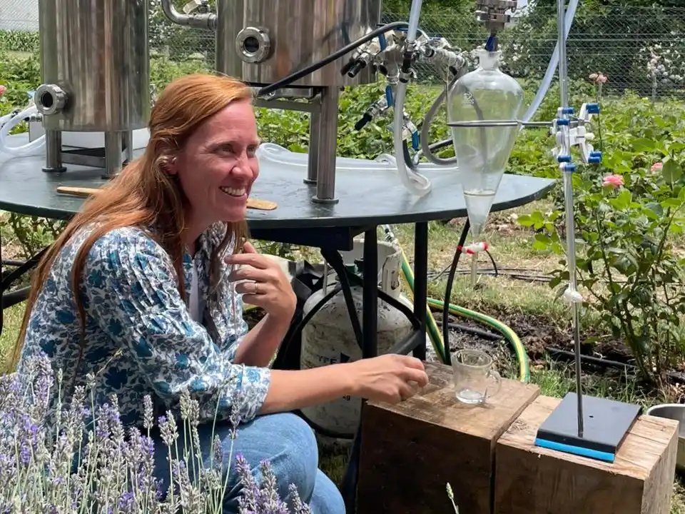 Sol Montes, el alma de Origo, destila y elabora sus productos de forma artesanal.