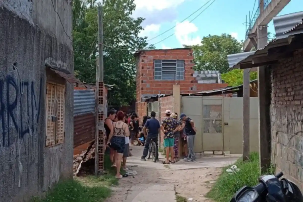 La policía secuestró varios elementos, incluyendo dos armas blancas, aunque hasta el momento no se han encontrado manchas de sangre en ellas.