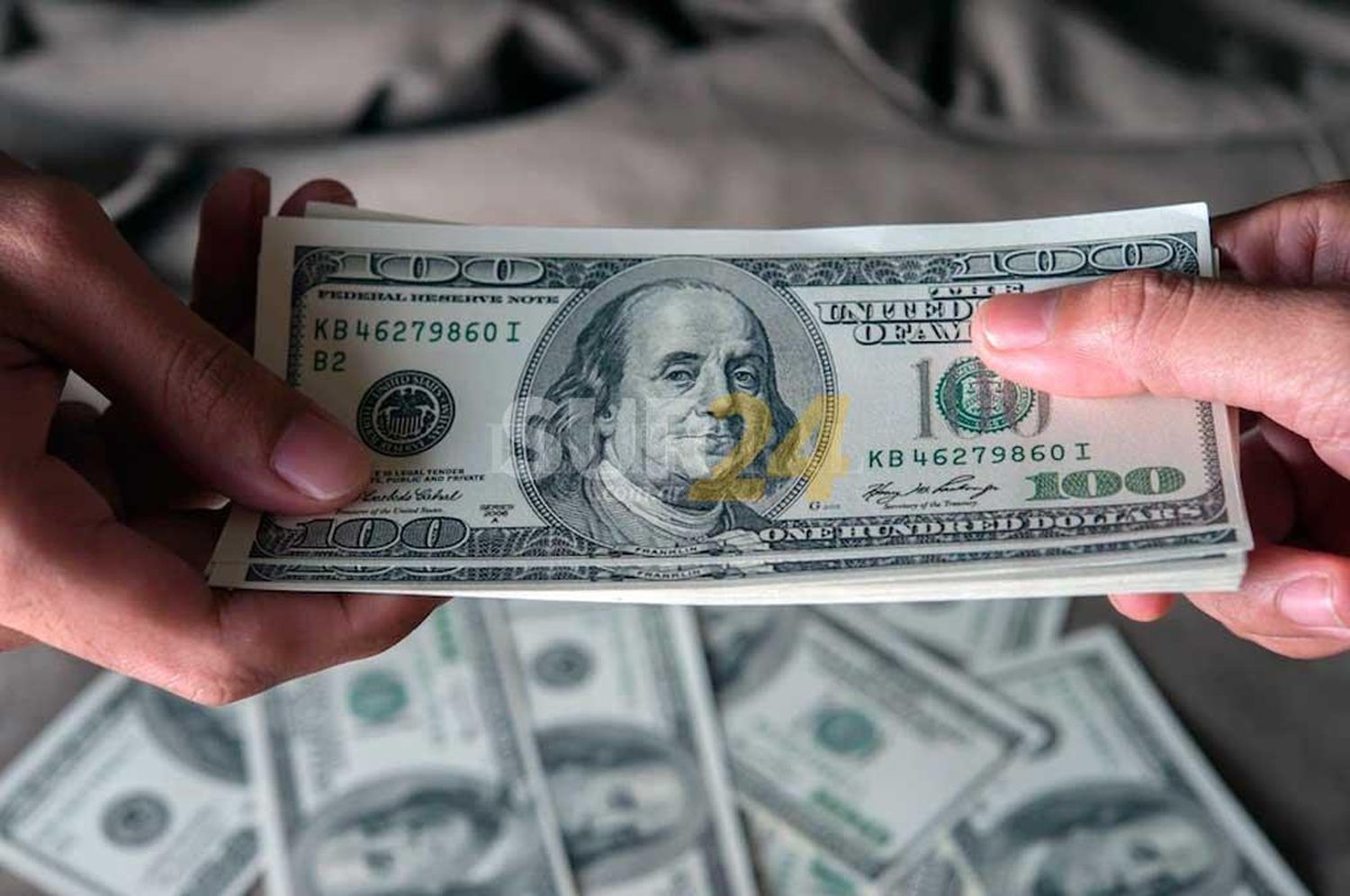 Fuerte salto del dólar: el blue se vendía a 220 pesos