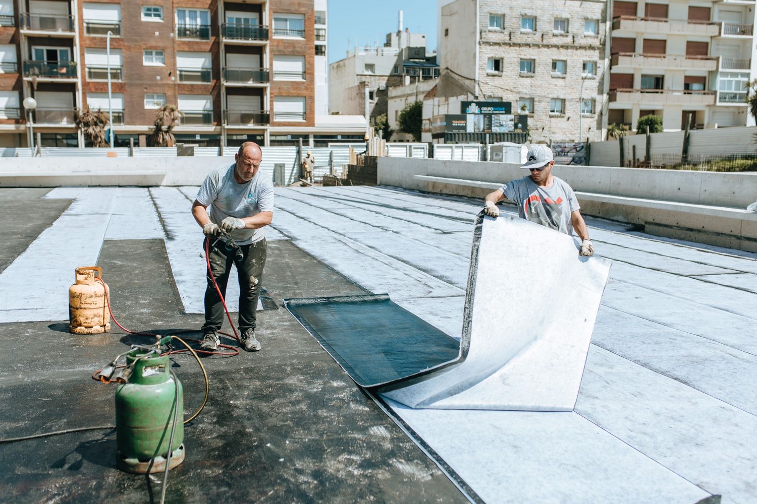 Avanza la construcción de canchas de básquet en Plaza España