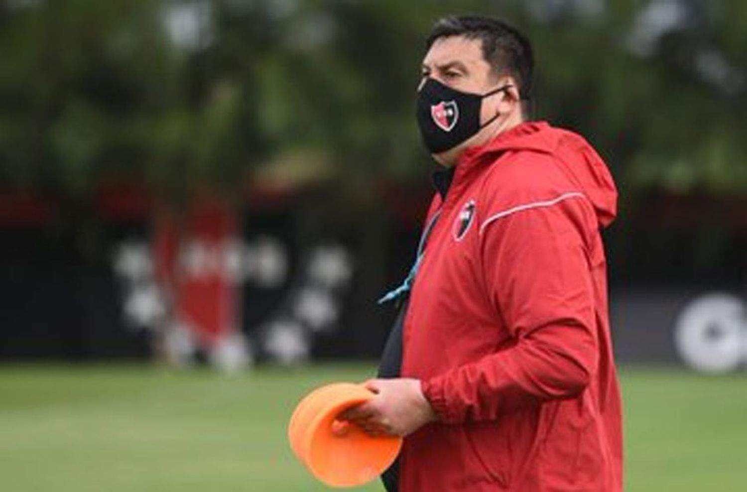 Burgos llegó a Rosario y dirigió el primer entrenamiento en Newells