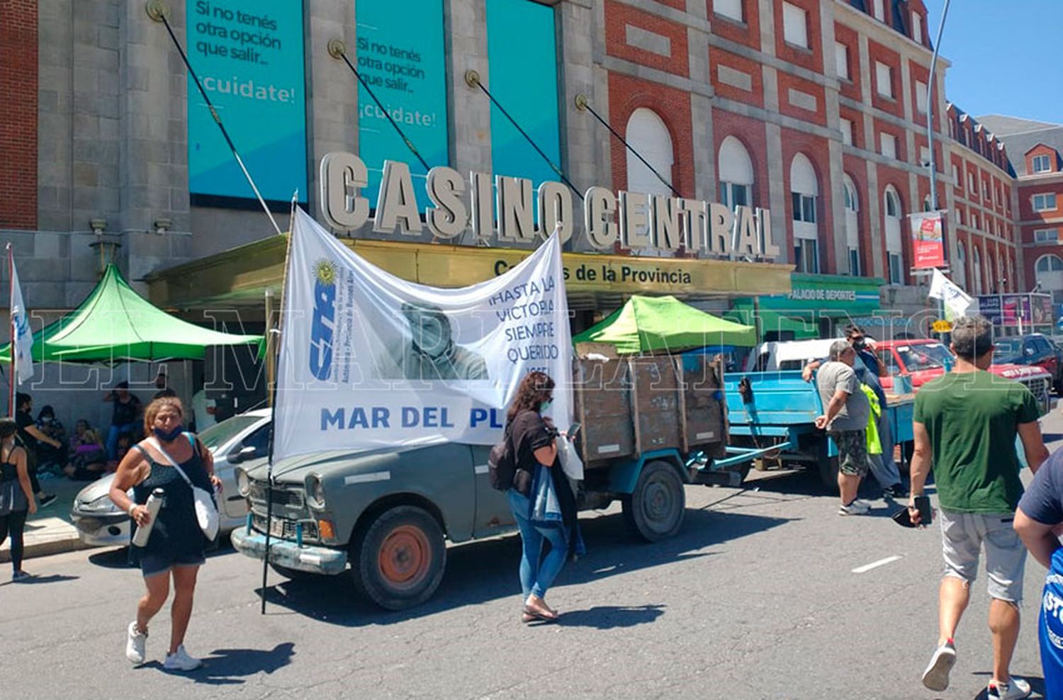 Otro día cerrado: trabajadores de casinos protestaron y acampan en la costa