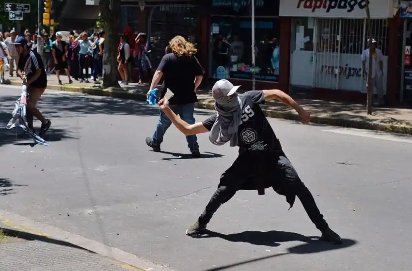 Piedrazos y balas de goma durante una protesta frente al Municipio