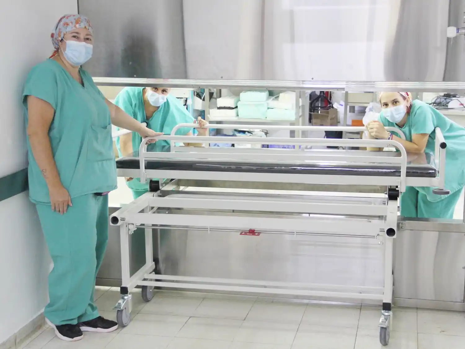 El hospital San Martín incorporó por primera vez una camilla de transferencia para reforzar la bioseguridad en quirófano