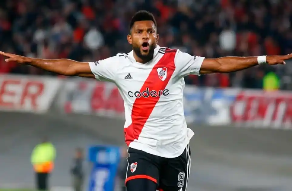 Con un doblete de Borja, River goleó a Estudiantes y no se baja de la pelea