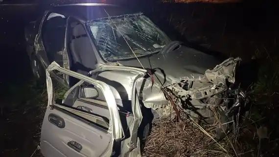 Carbó: tres personas mayores resultaron heridas tras un choque entre un auto y un camión con garrafas