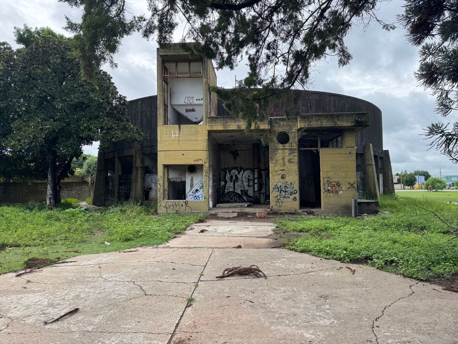 Así se ve el edificio de la vieja planta depuradora.