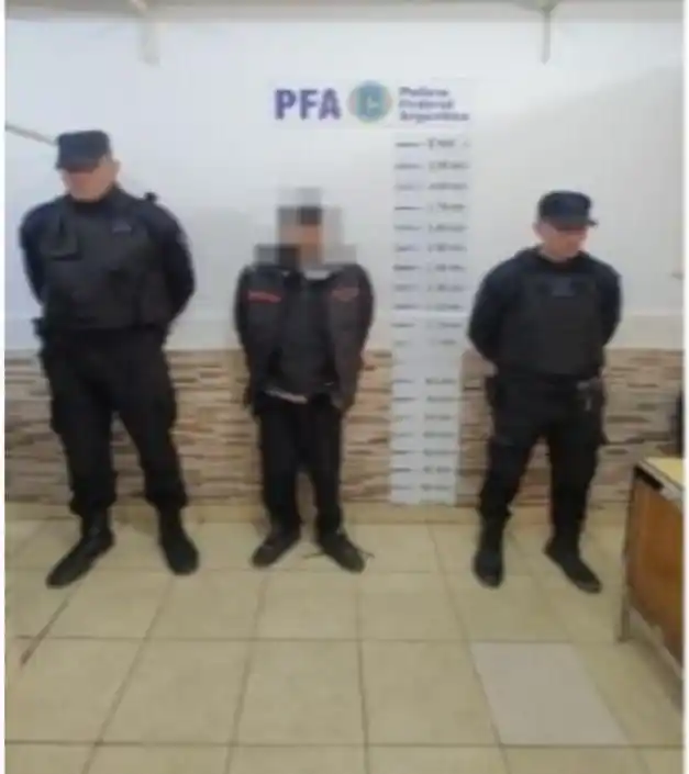 La PFA desbarató un punto de venta de drogas en Nuevo Golf: 3 detenidos y 300 g de cocaína secuestrados.